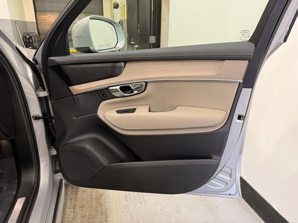 Thumbnail: 2025 Volvo XC90 - 27