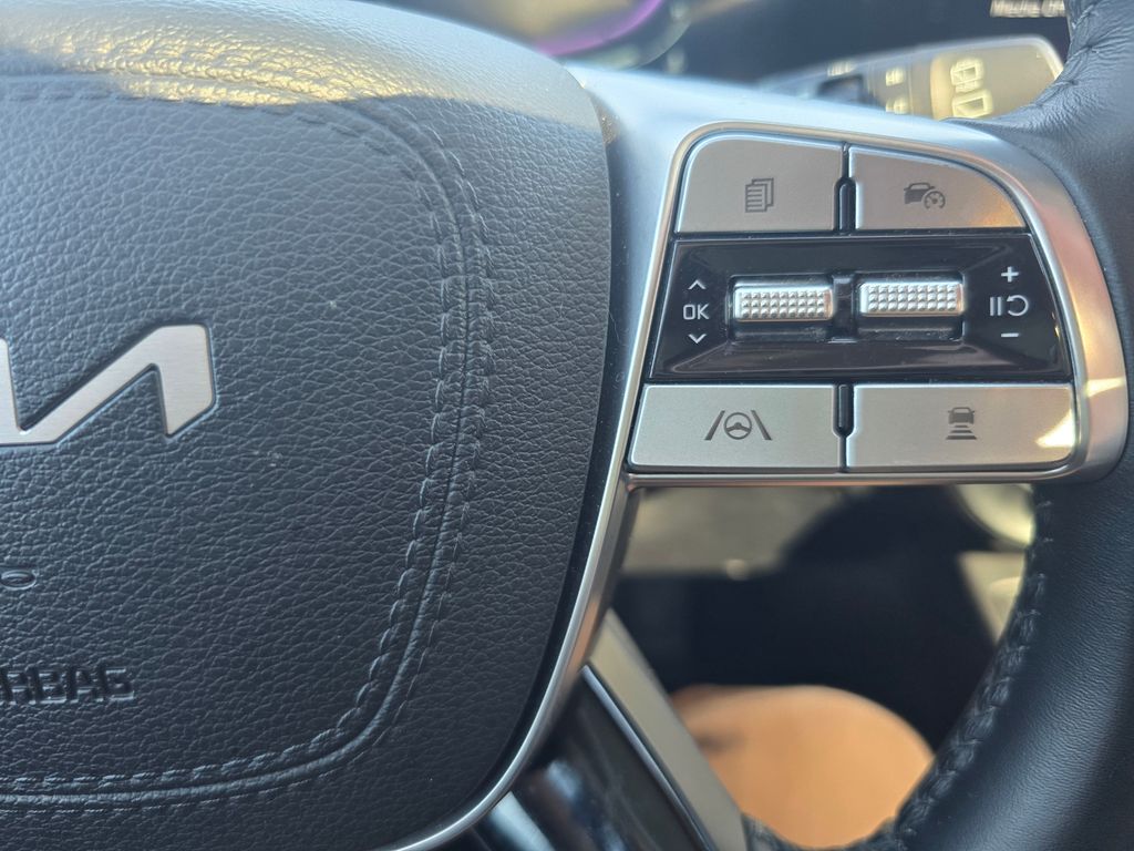 Used 2025 Green Kia S image 16