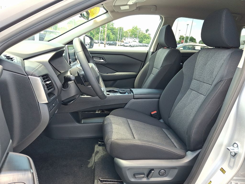 2025 Nissan Rogue — photo 15