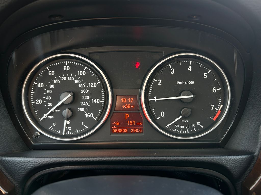 Thumbnail: 2011 BMW 3 Series - 21