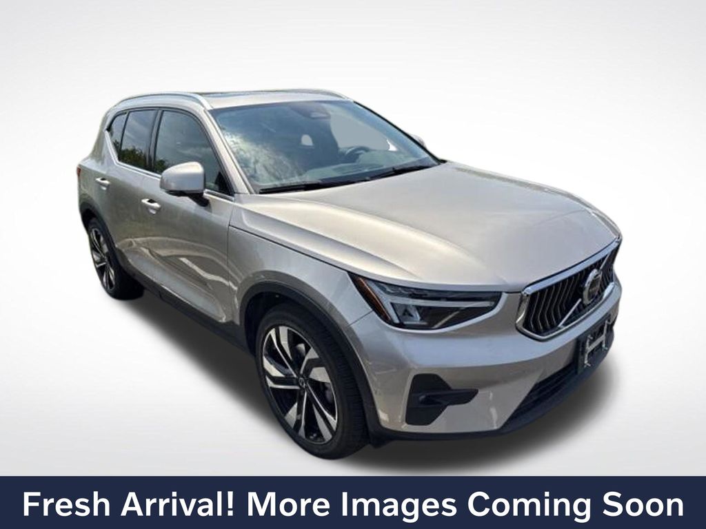 2023 Volvo XC40 B5 Plus Bright Theme AWD