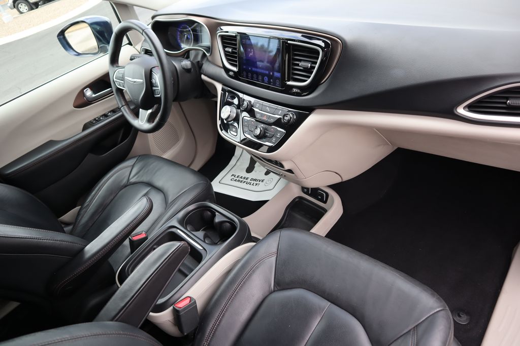 Thumbnail: 2017 Chrysler Pacifica - 17