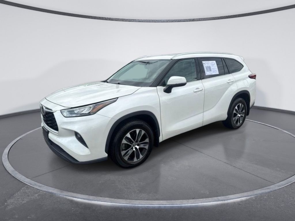 Used 2020 White Toyota XLE image 3