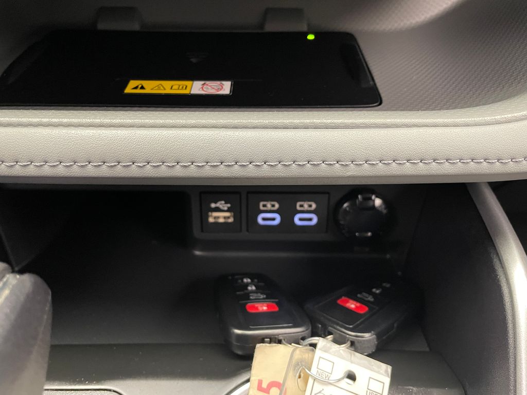 2023 Toyota Highlander XLE 28