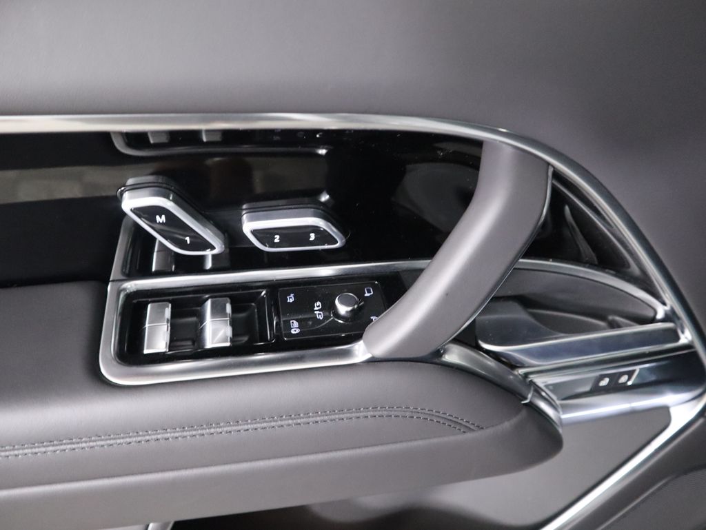 Thumbnail: 2025 Land Rover Range Rover - 25