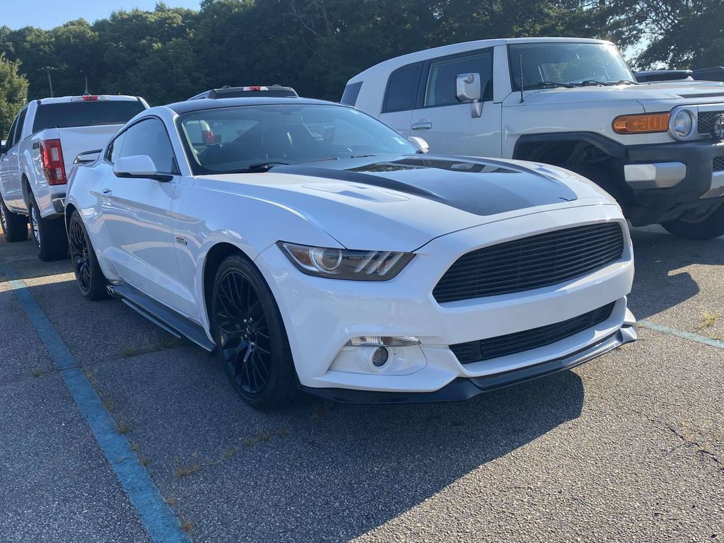 Oxford White 2017 Ford Mustang Coupe Rear-Wheel Drive 6-Speed Manual