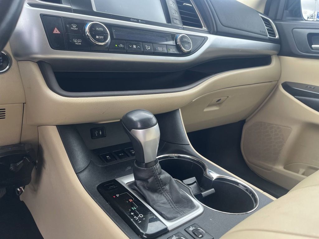 2015 Toyota Highlander XLE V6 30