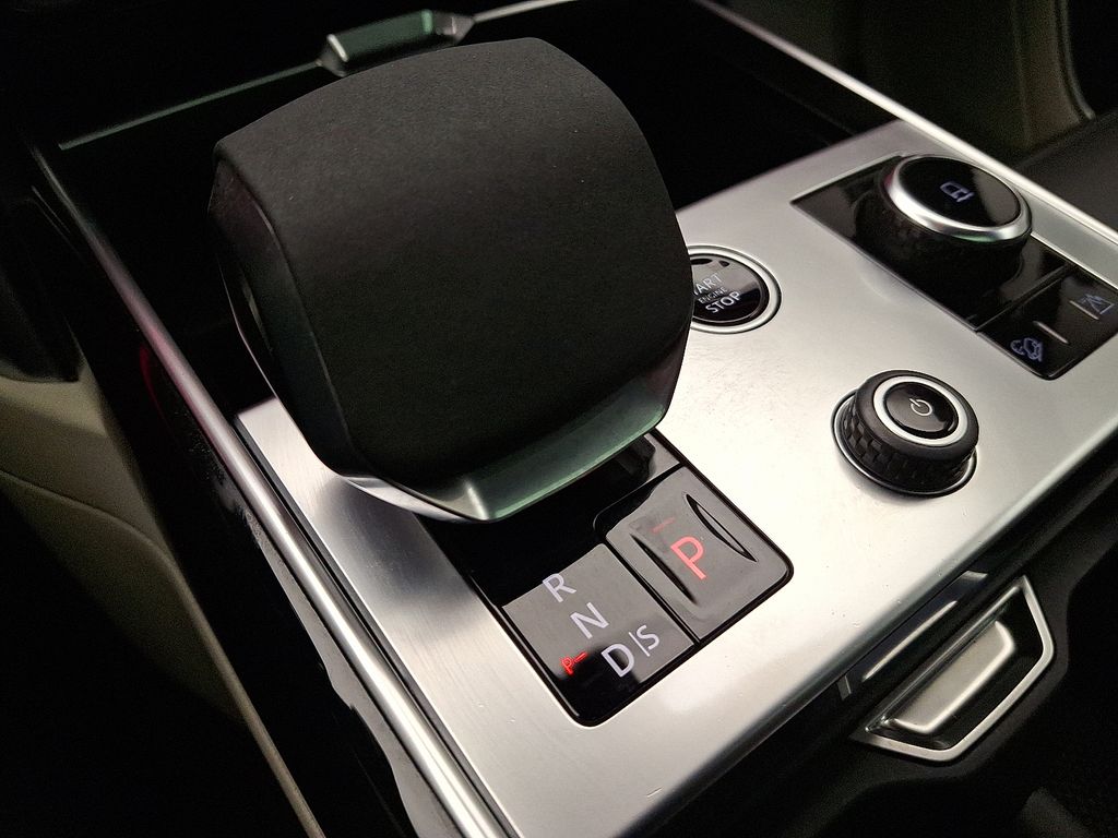 2023 Land Rover Range Rover SE 16