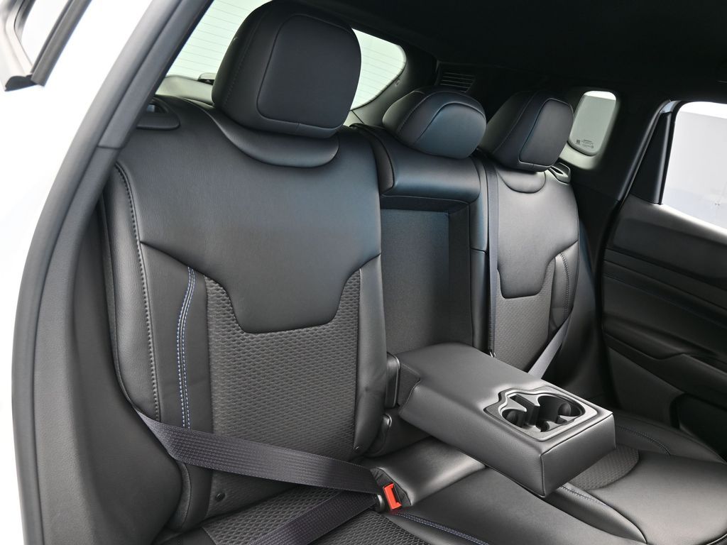 New 2026 Bright White Clearcoat Jeep Latitude image 33