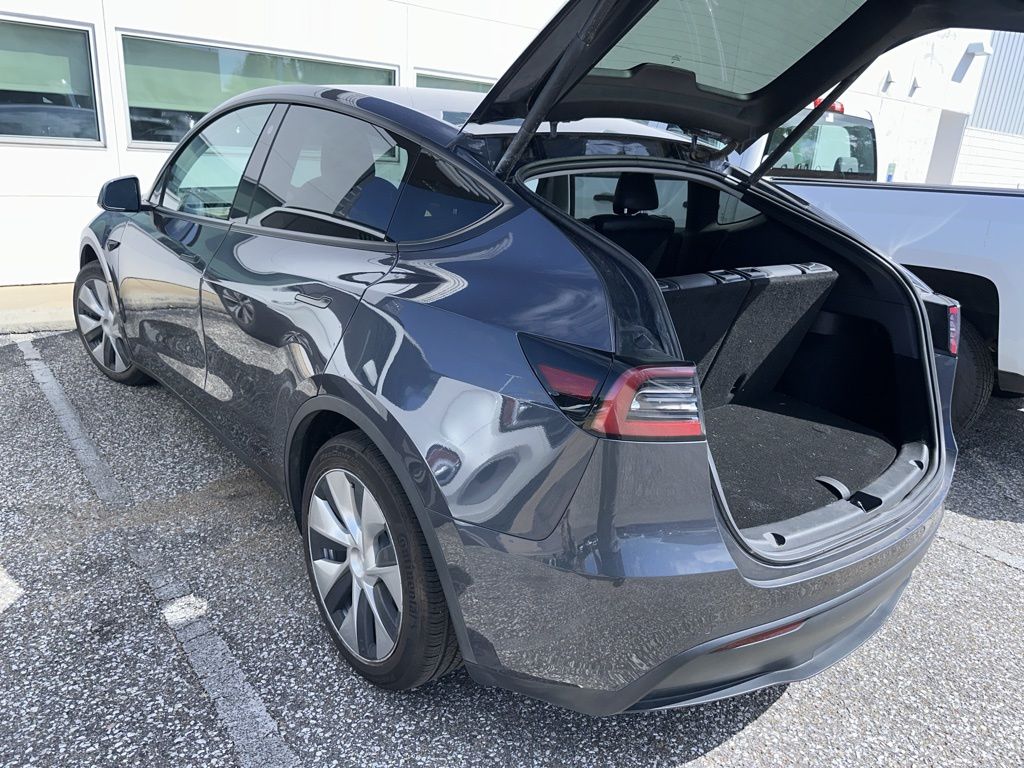 View vehicle photo 4