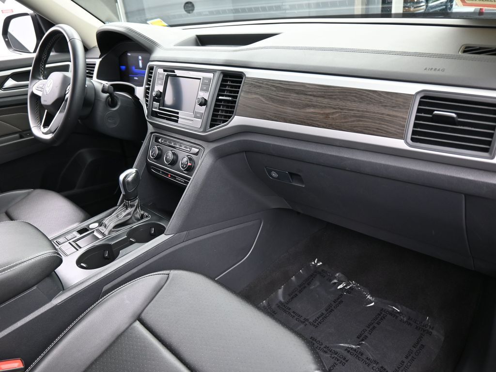 Used 2022 Deep Black Volkswagen 2.0T SE image 45