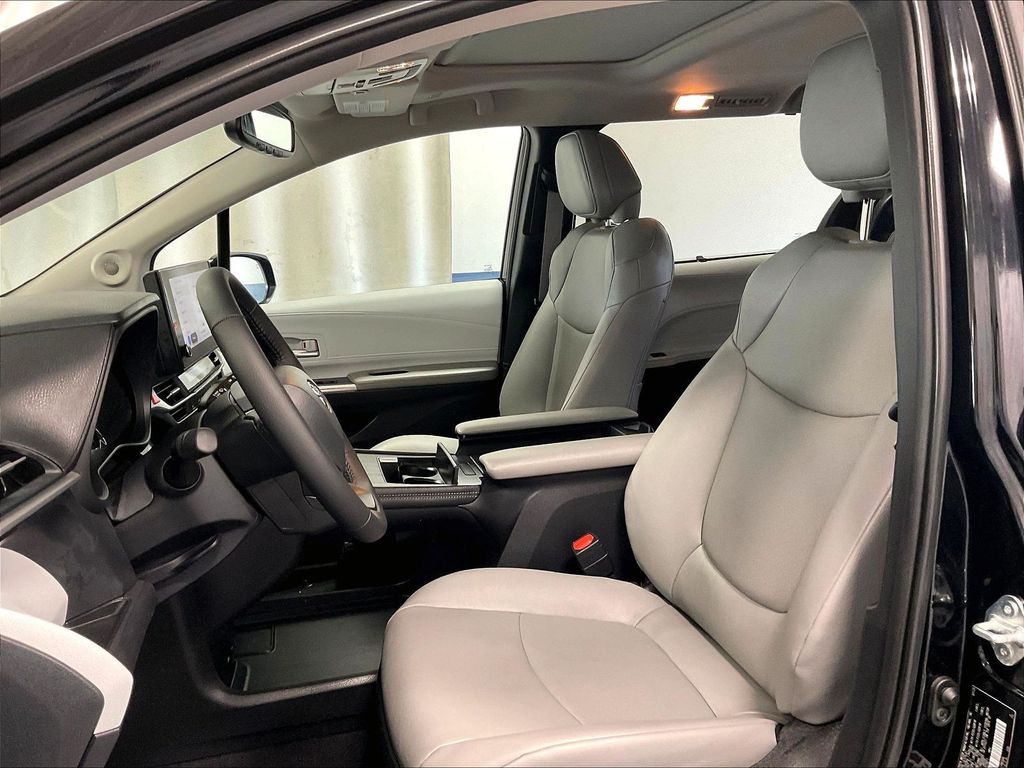 2025 Toyota Sienna — photo 10