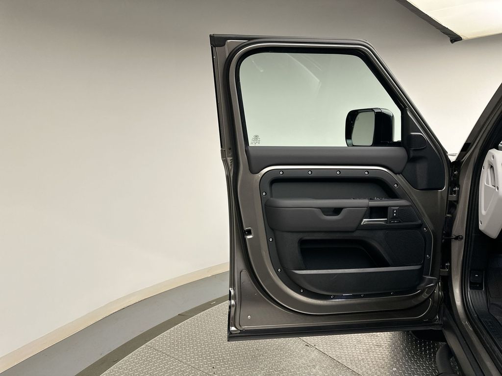 2025 Land Rover Defender 110 8