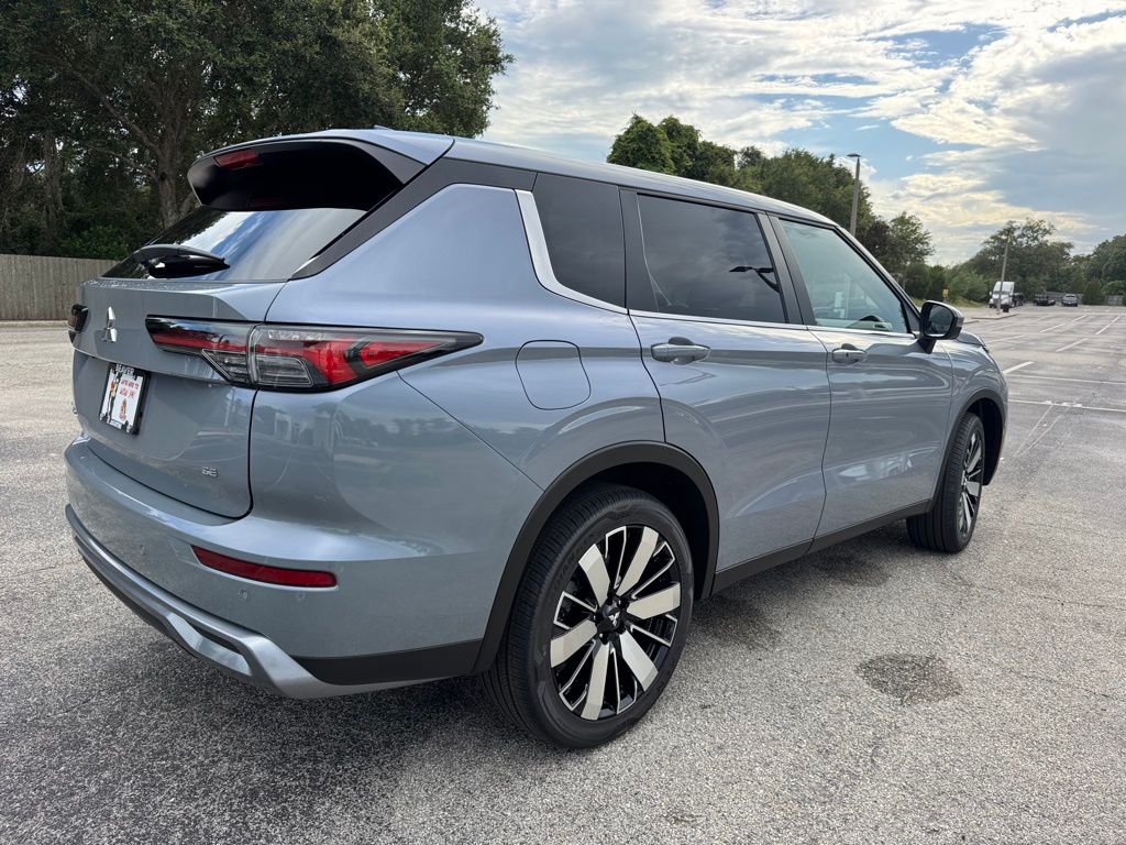 2025 Mitsubishi Outlander SE photo 4
