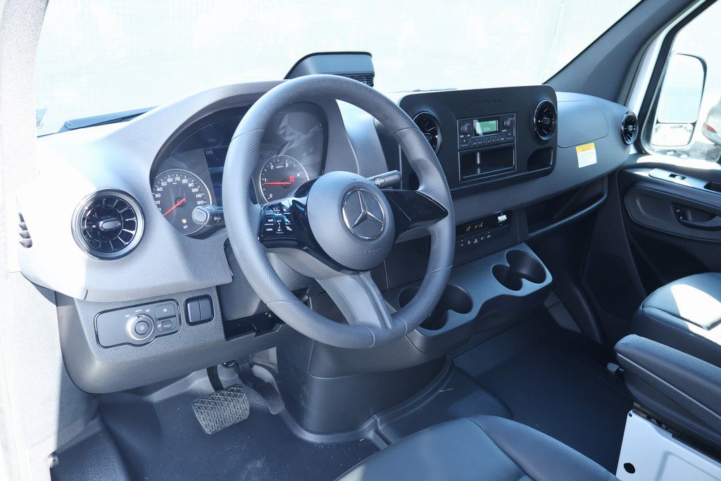 Thumbnail: 2025 Mercedes-Benz Sprinter - 3