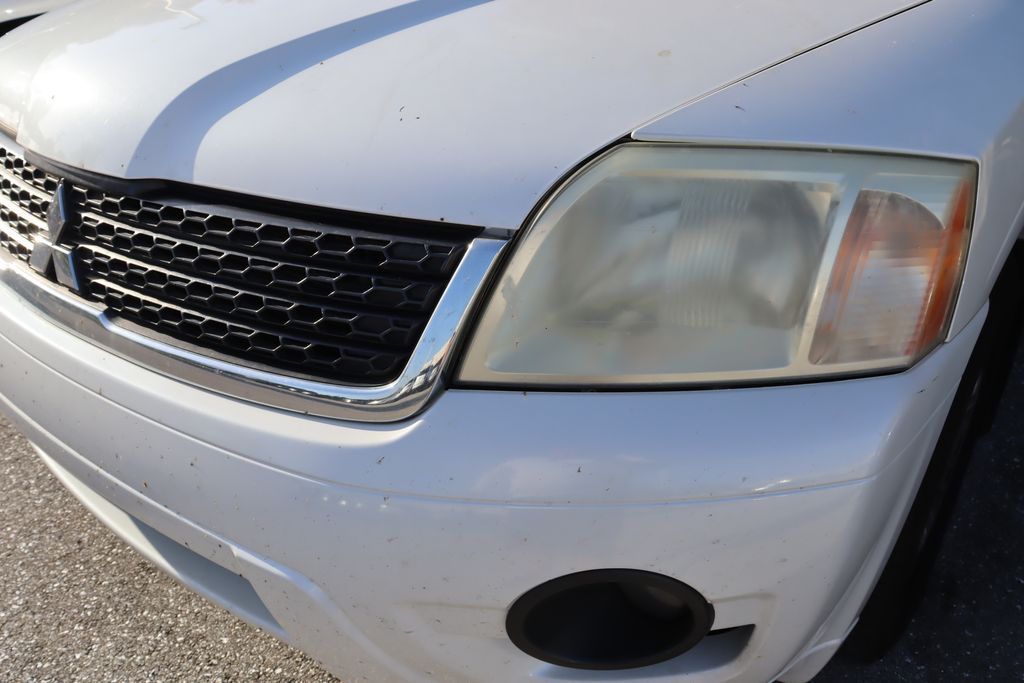 Thumbnail: 2011 Mitsubishi Endeavor - 3