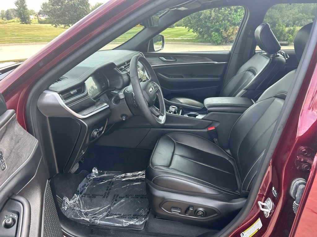 Used 2025 Jeep Grand Cherokee SUV