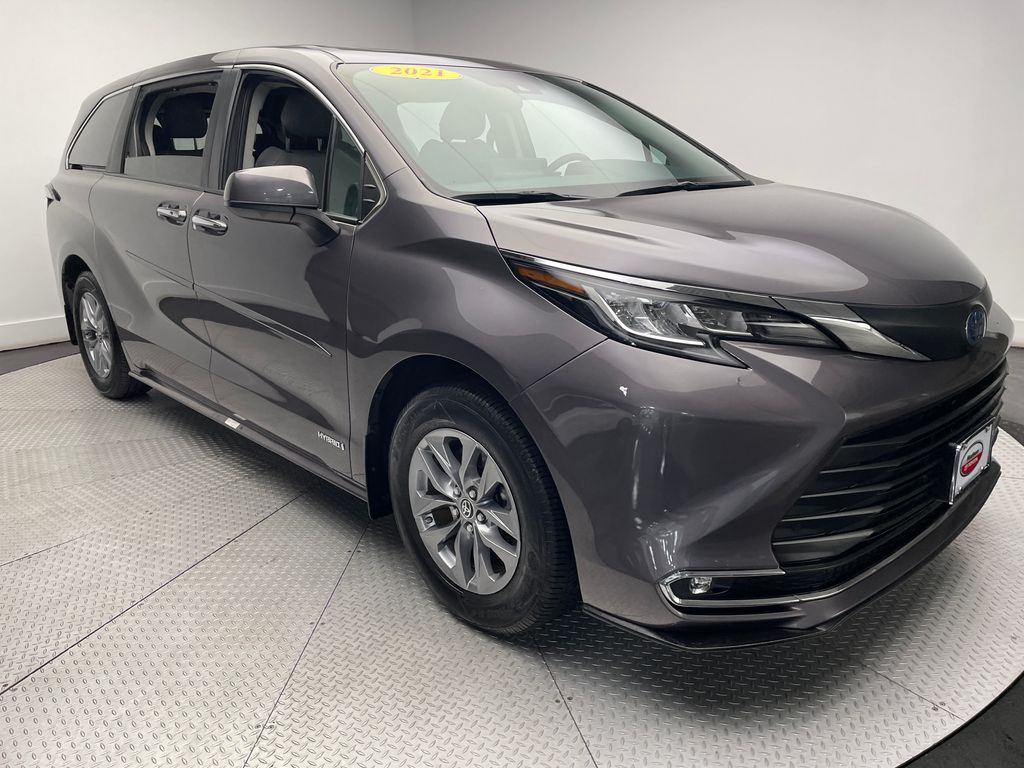 2021 Toyota Sienna XLE 3