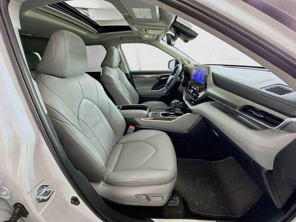 Thumbnail: 2026 Toyota Highlander - 30