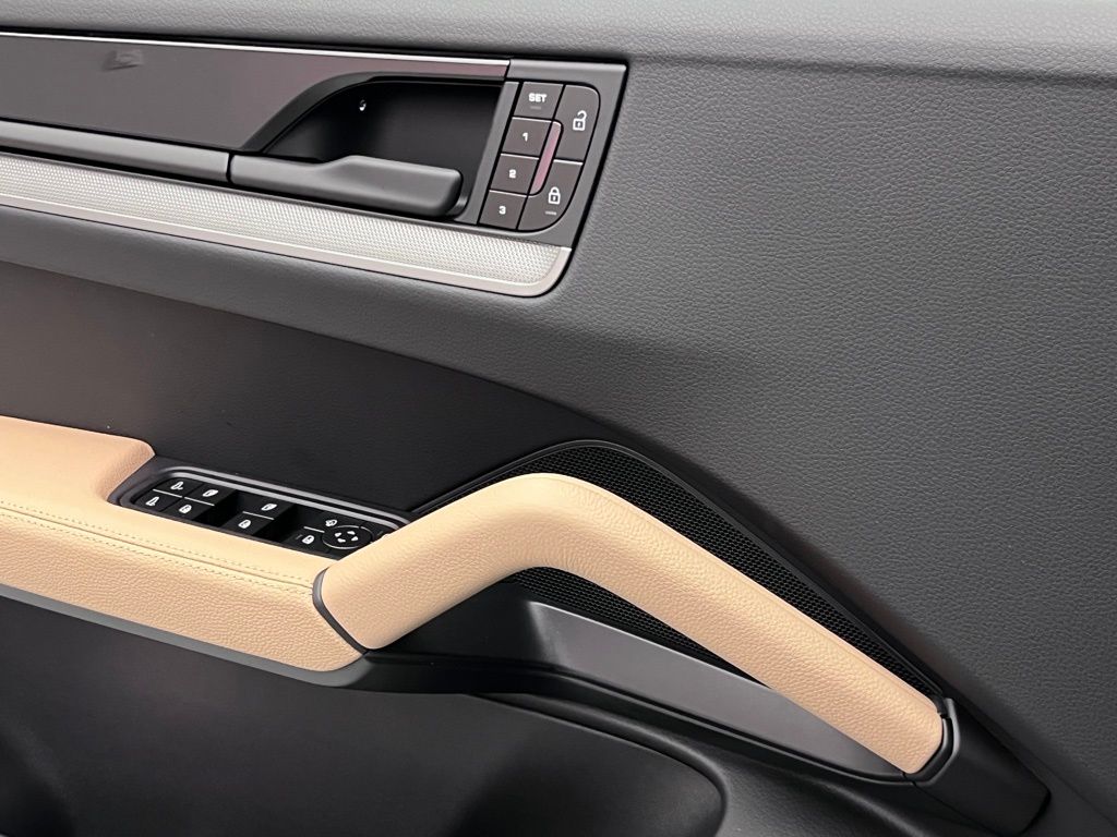 Thumbnail: 2025 Porsche Cayenne - 19