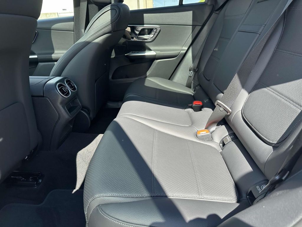 2025 Mercedes-Benz GLC 300 16