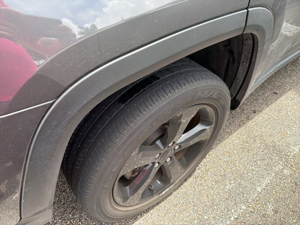 Used 2023 Baltic Gray Metallic Clearcoat Jeep Altitude image 9