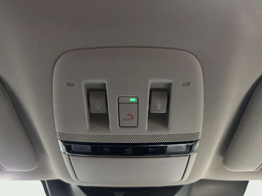 Certified Used 2025 Everest White Pearl Tricoat Nissan SL image 24