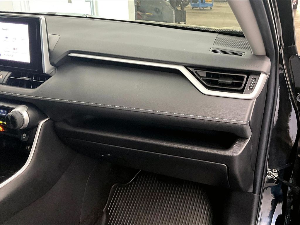 2023 Toyota RAV4 — photo 13