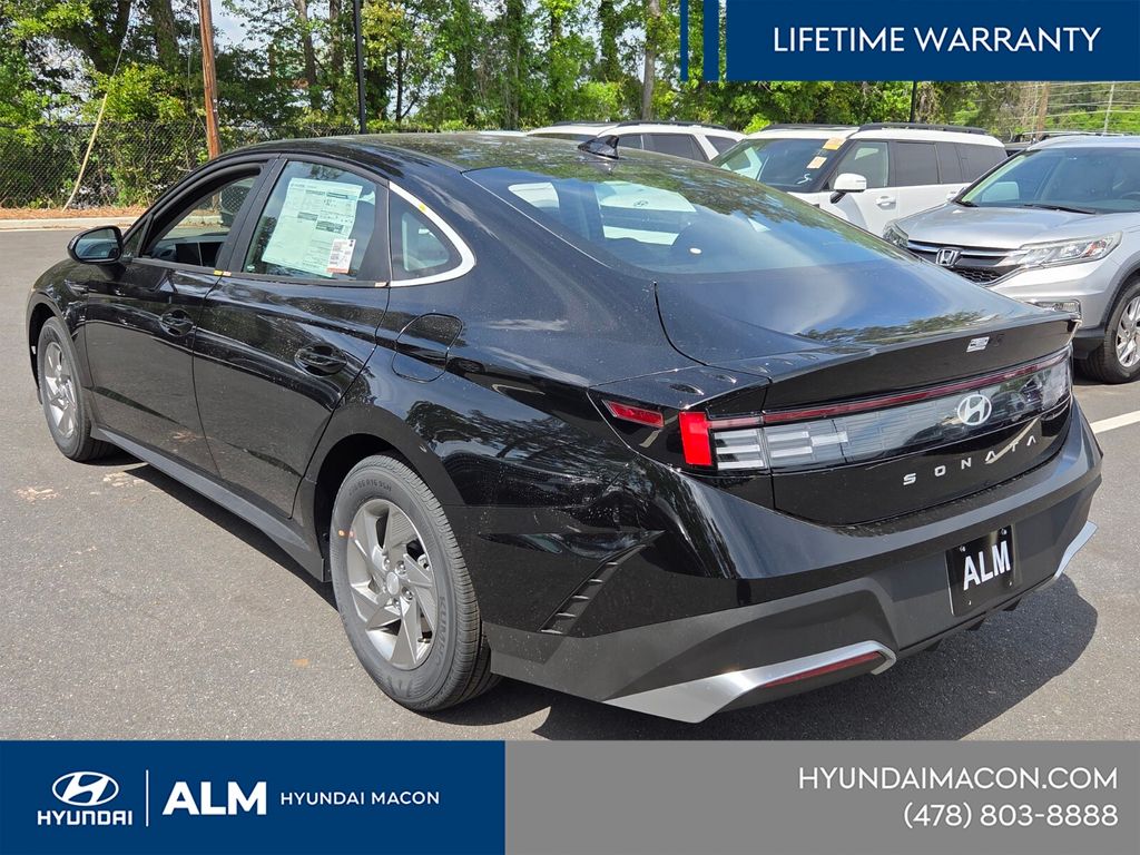 New 2026 Black Hyundai SE image 4