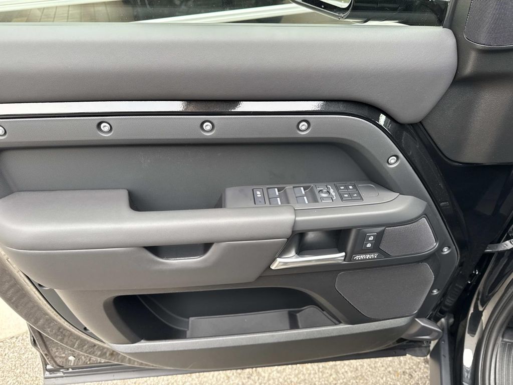 New 2026 Black Land Rover X-Dynamic SE image 18