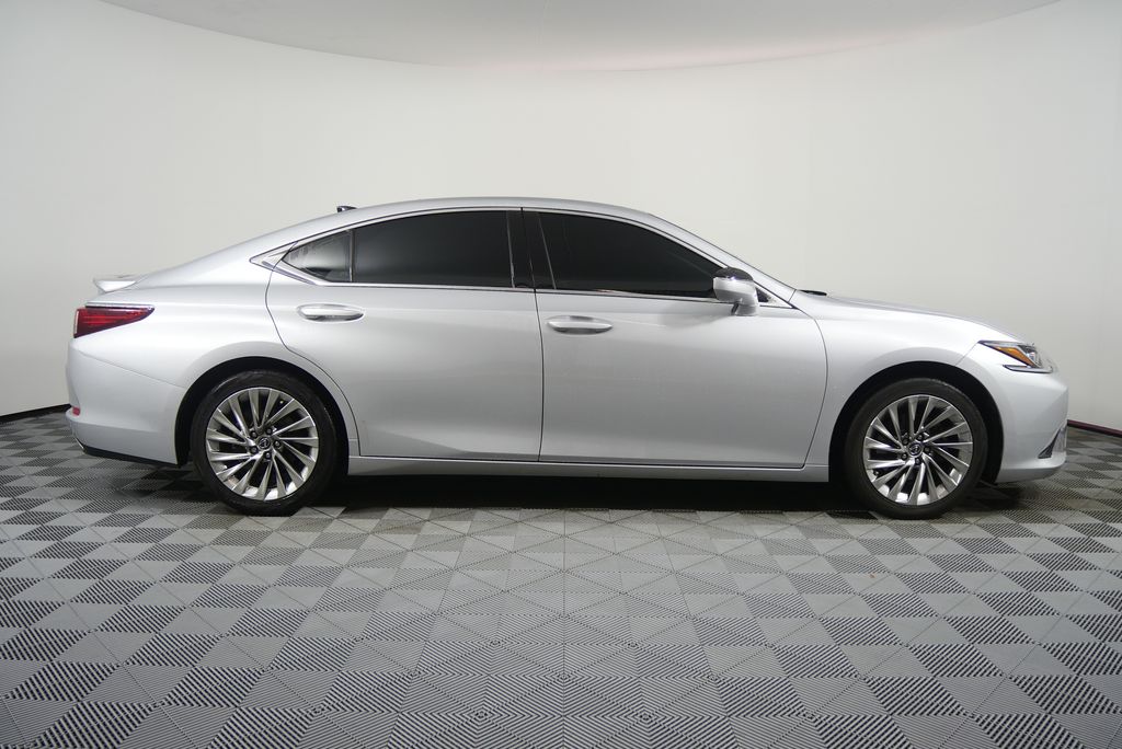 Thumbnail: 2021 Lexus ES - 2