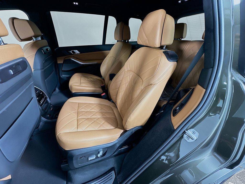 Thumbnail: 2026 BMW X7 - 17