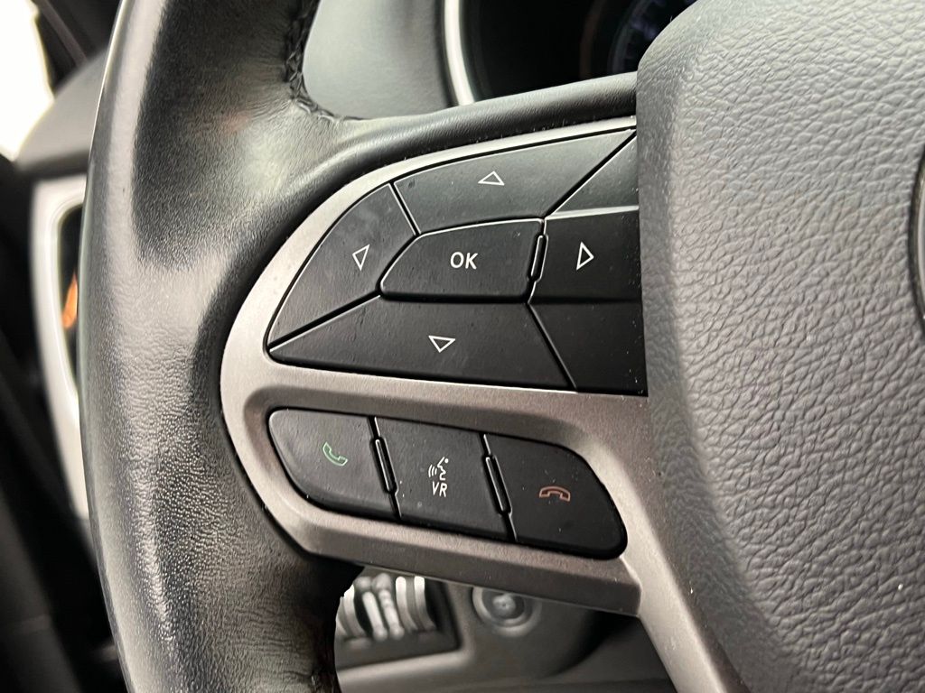 Thumbnail: 2019 Jeep Cherokee - 18