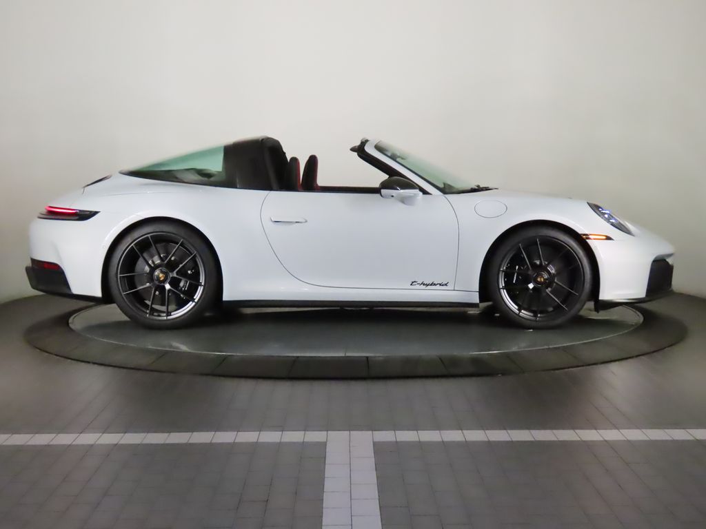 Thumbnail: 2025 Porsche 911 - 16