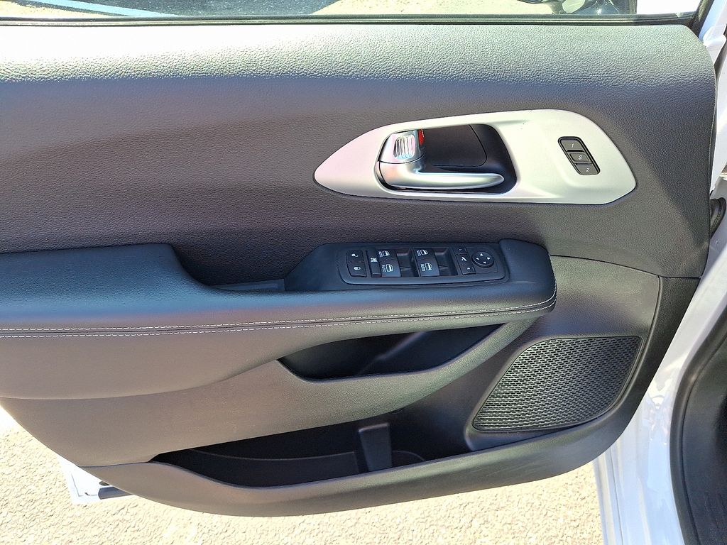 Thumbnail: 2025 Chrysler Pacifica - 16