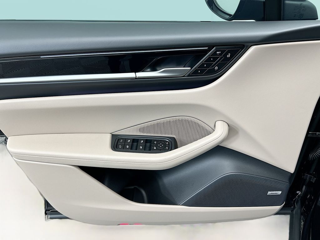 Thumbnail: 2025 Porsche Macan - 25