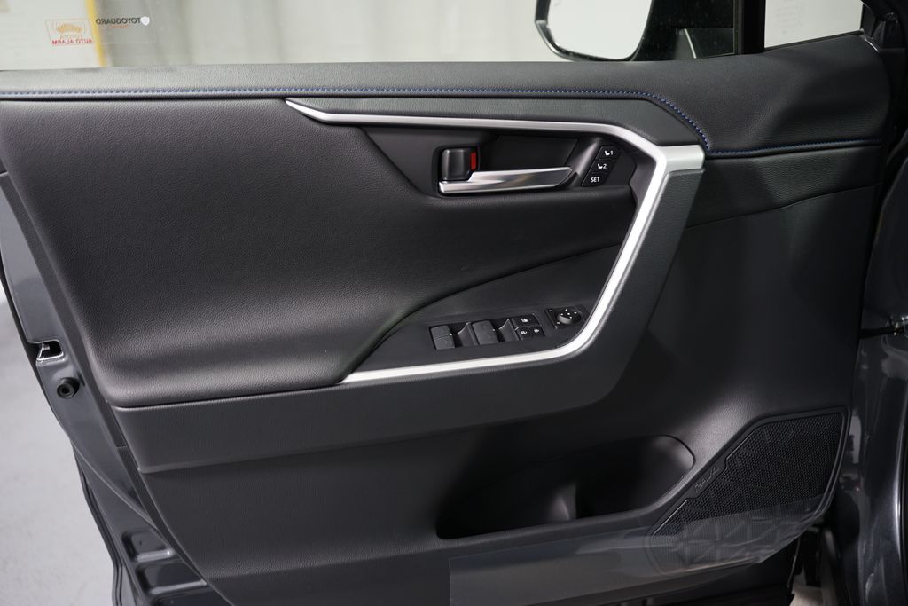 2025 Toyota RAV4 XSE 32