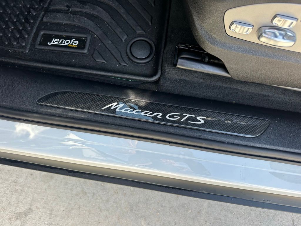 Thumbnail: 2026 Porsche Macan - 23