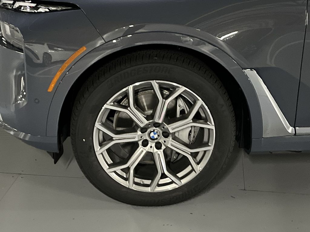Thumbnail: 2026 BMW X7 - 10
