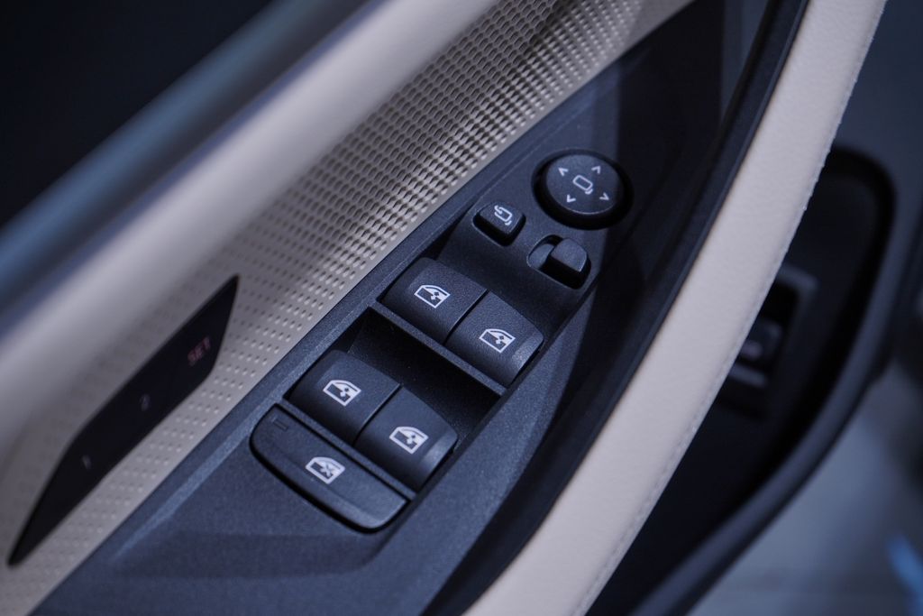 Thumbnail: 2025 BMW i4 - 17