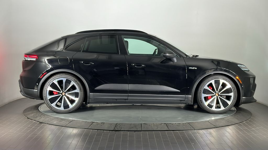 Thumbnail: 2025 Porsche Macan - 8