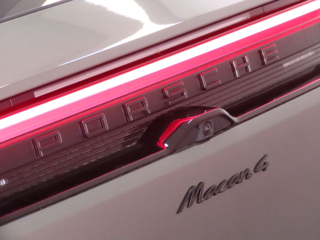 Thumbnail: 2025 Porsche Macan - 12