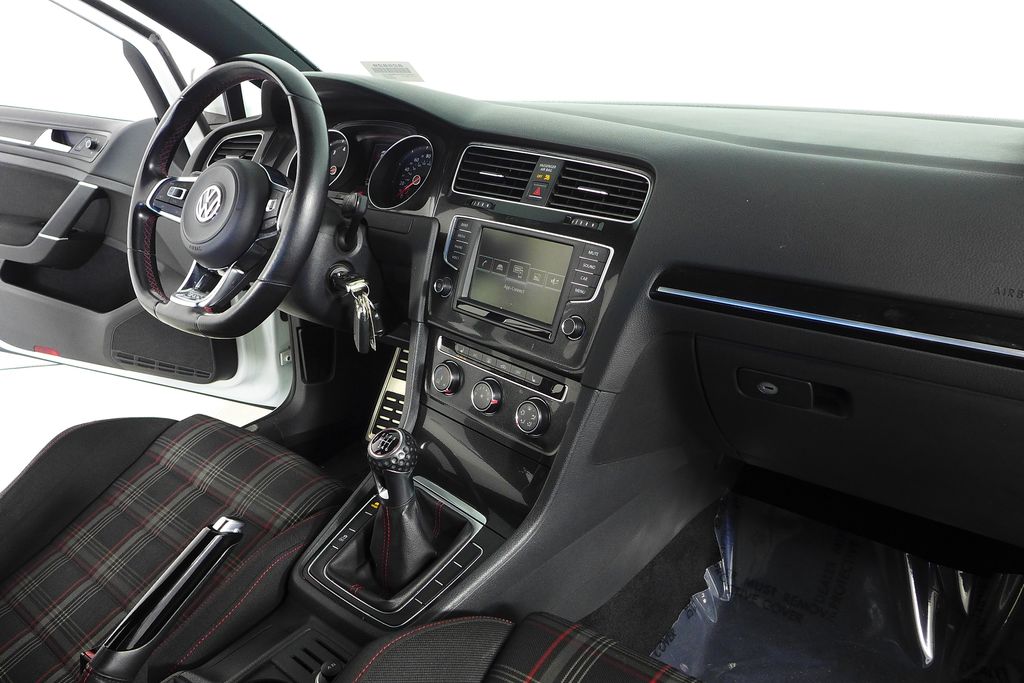 Thumbnail: 2016 Volkswagen Golf - 13