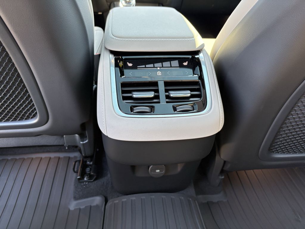 New 2026 Vapour Grey Volvo B6 Plus 7-Seater image 27