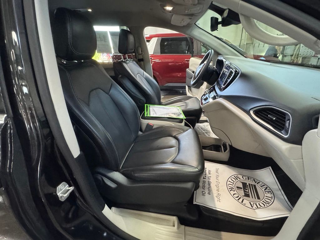 Used 2023 Chrysler Pacifica Van