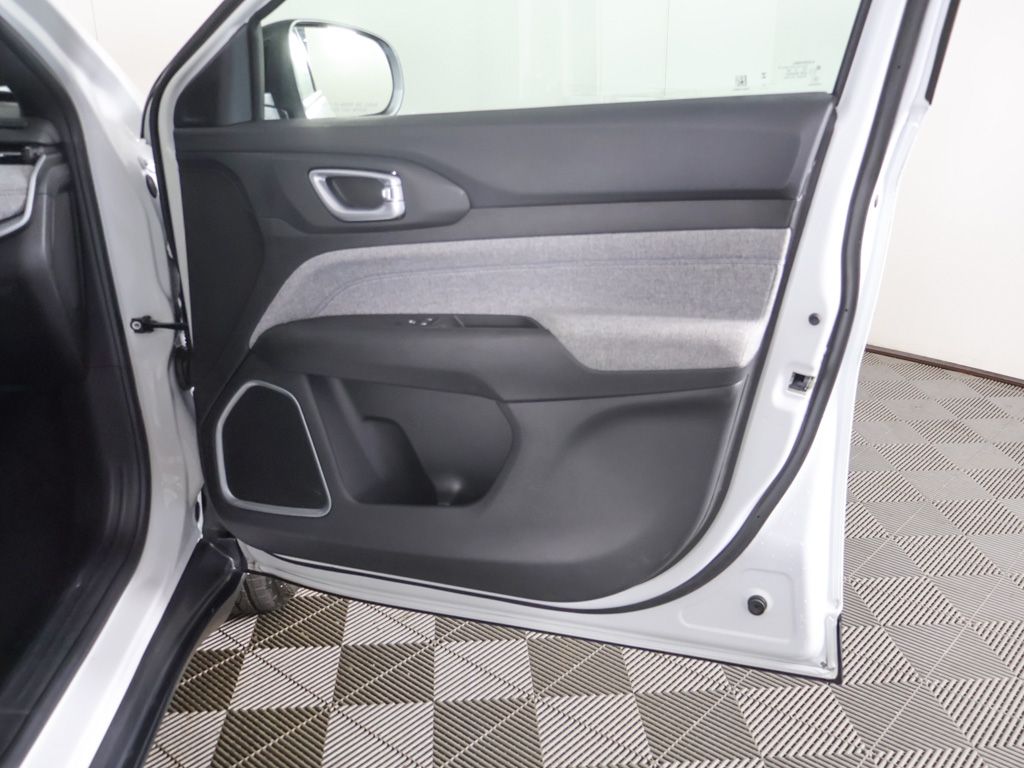 Used 2025 White Jeep Latitude image 23
