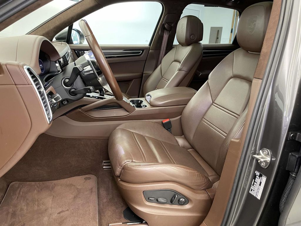 2023 Porsche Cayenne GTS - 4