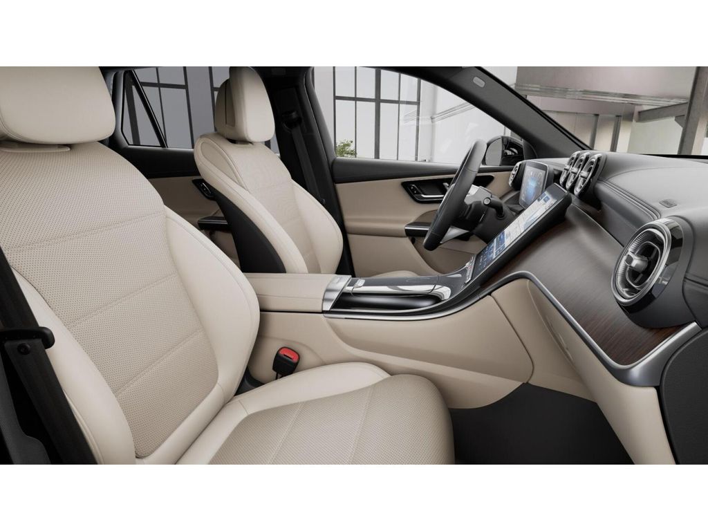 2025 Mercedes Benz GLC 300 photo 4