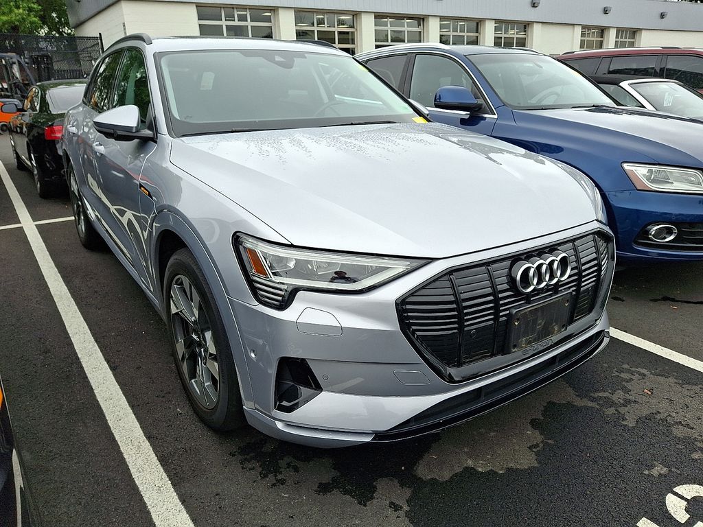Thumbnail: 2022 Audi e-tron - 3