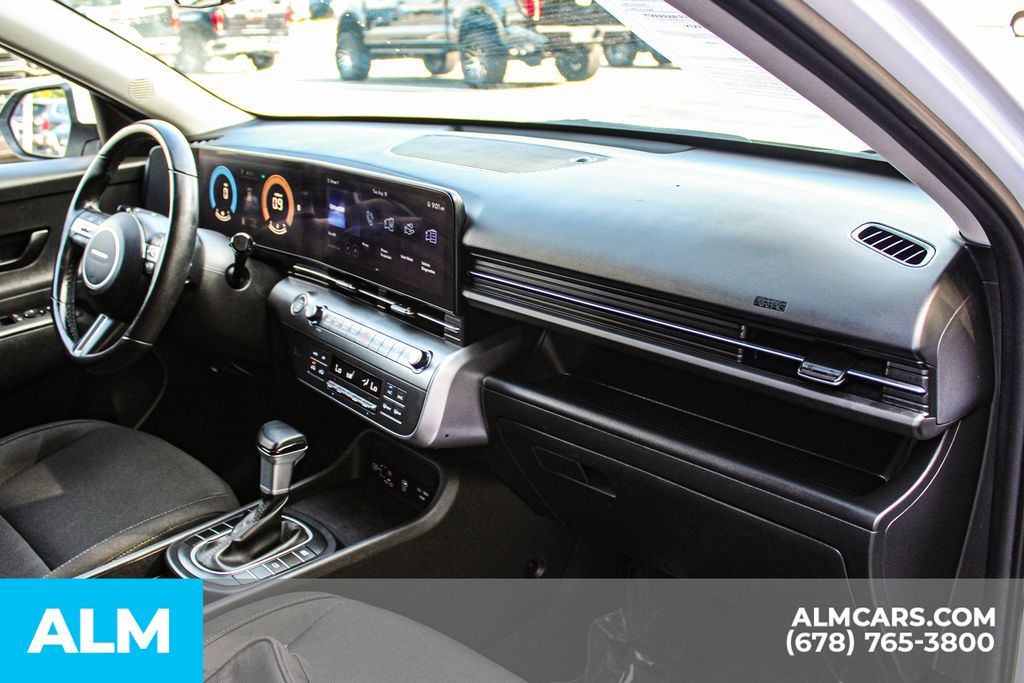Used 2025 White Hyundai SEL image 23